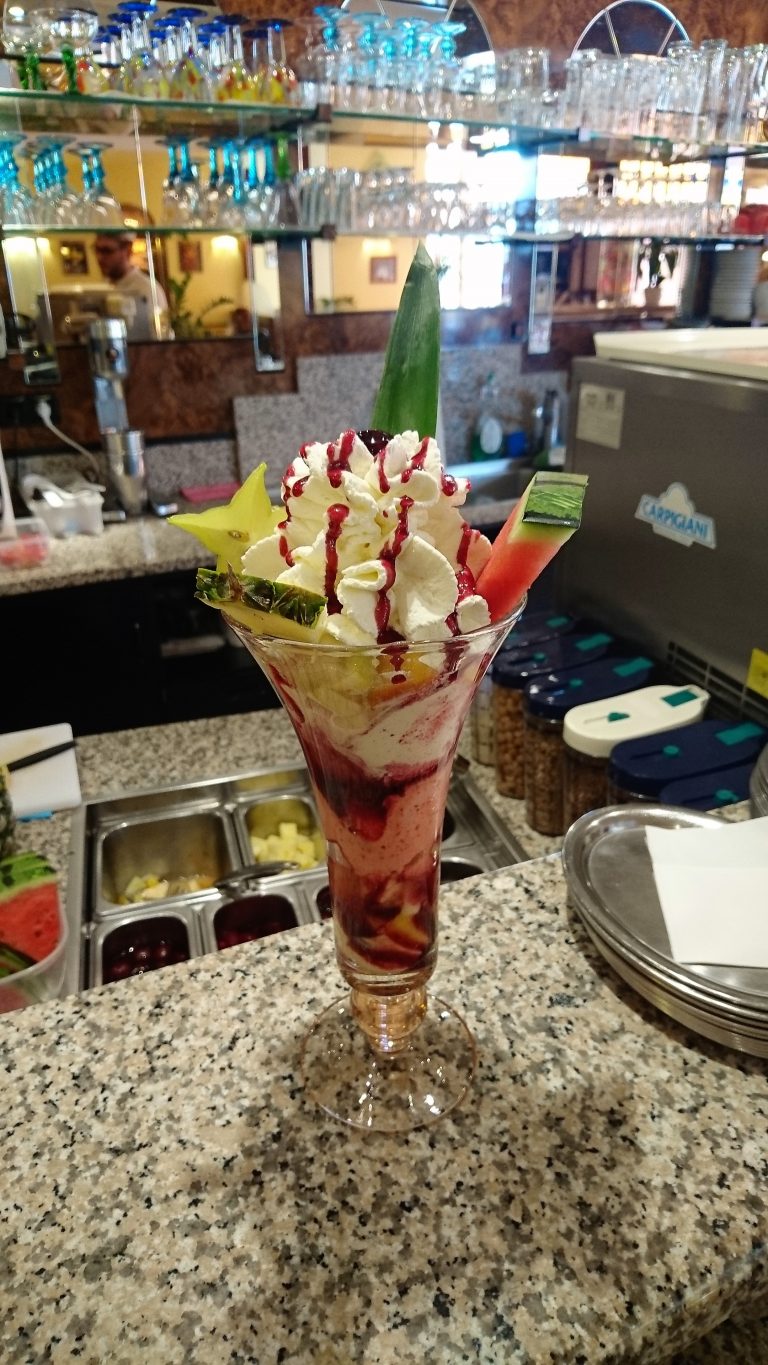Eisbecher mit Früchten | Eiscafè Europa